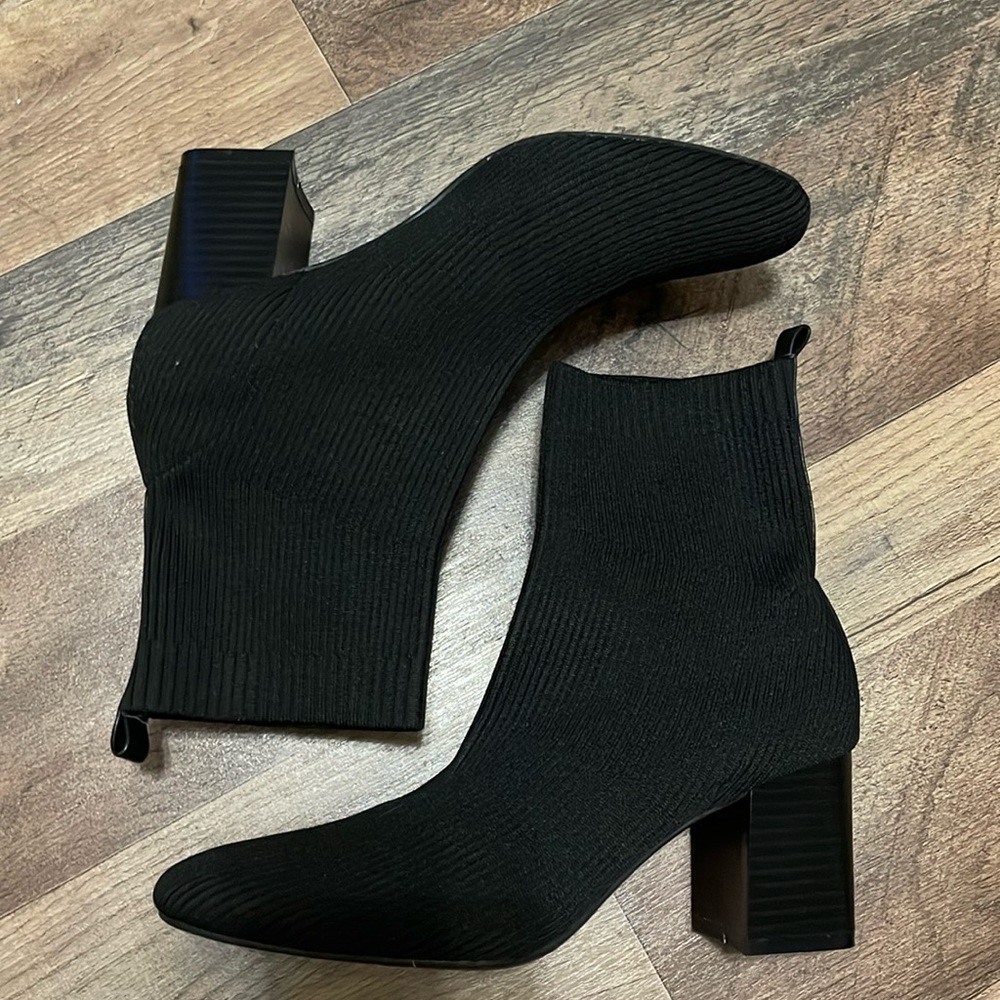 Black ribbed boots •size8